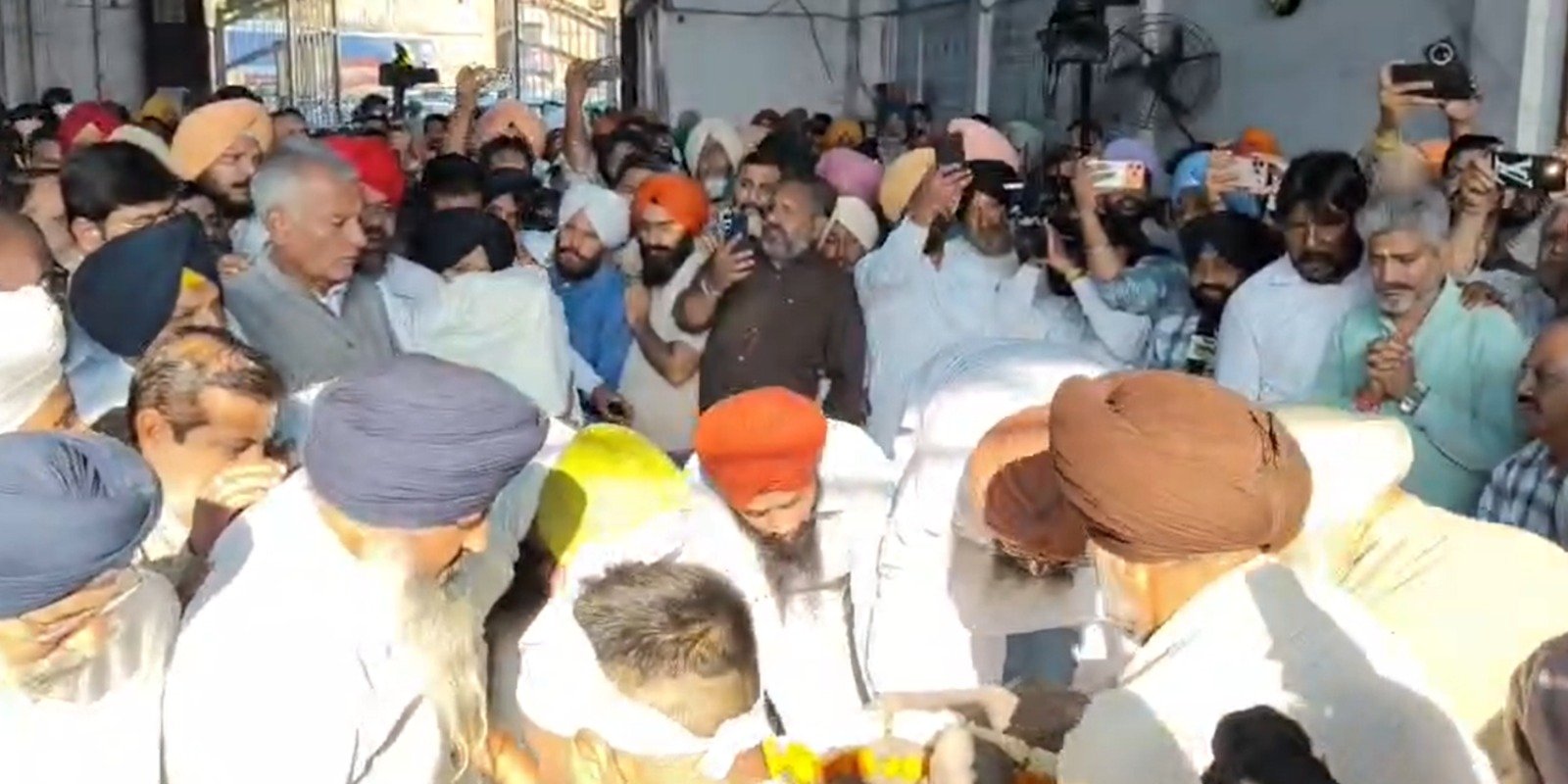 “ਗਗਨਦੀਪ ਸਿੰਘ ਰੰਧਾਵਾ ਦੀ ਅੰਤਿਮ ਯਾਤਰਾ ‘ਚ ਸਿਆਸੀ ਆਗੂਆਂ ਦੀ ਭਾਰੀ ਹਾਜ਼ਰੀ, ਪ੍ਰਤਾਪ ਸਿੰਘ ਬਾਜਵਾ ਨੇ CBI ਜਾਂਚ ਦੀ ਮੰਗ ਕੀਤੀ”