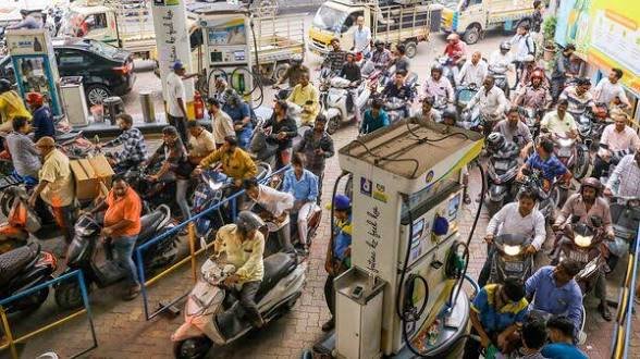 भारत में पेट्रोल पंप पर लग रही भीड़ का कारण: क्या सच में पेट्रोल की कमी है? 2026 की ताजा खबरें और पूरी सच्चाई